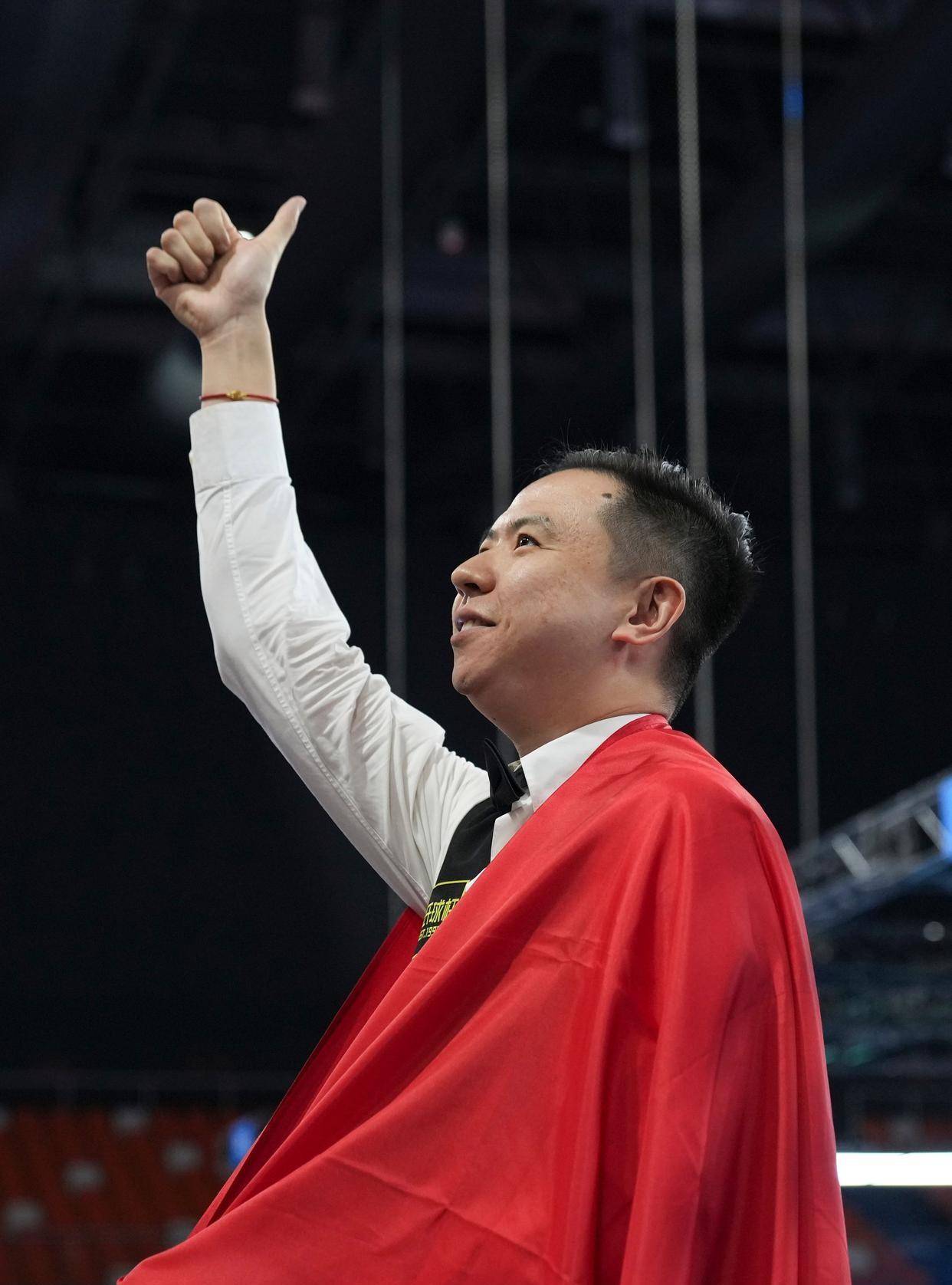 虽然他在比 虽然他在比