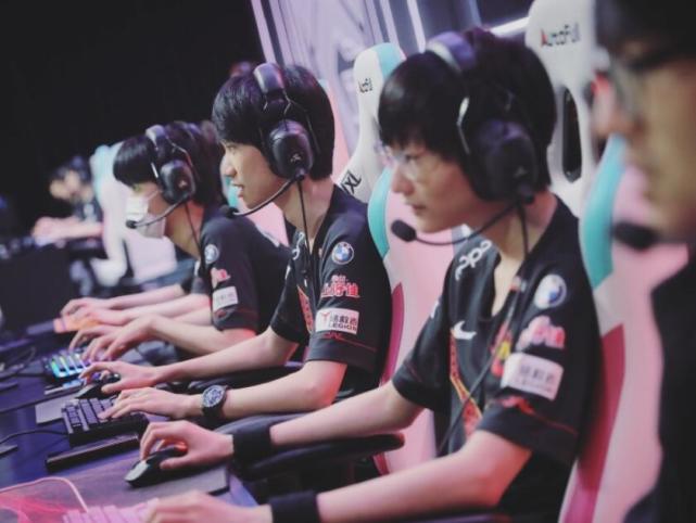 育明星亲临 育明星亲临